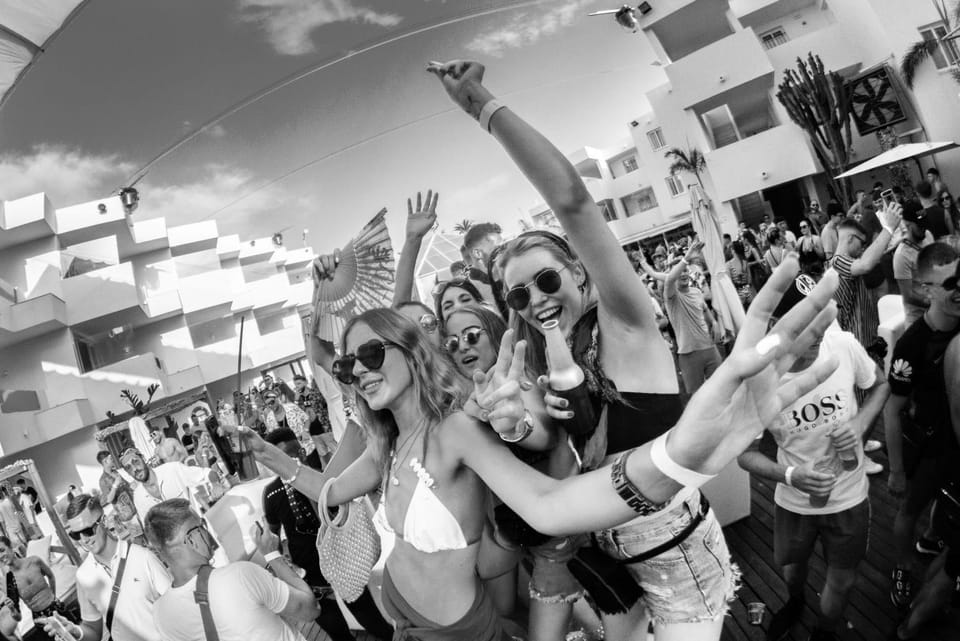 People, Summer, Nightclub / DJ, Swimming pool, group of guests