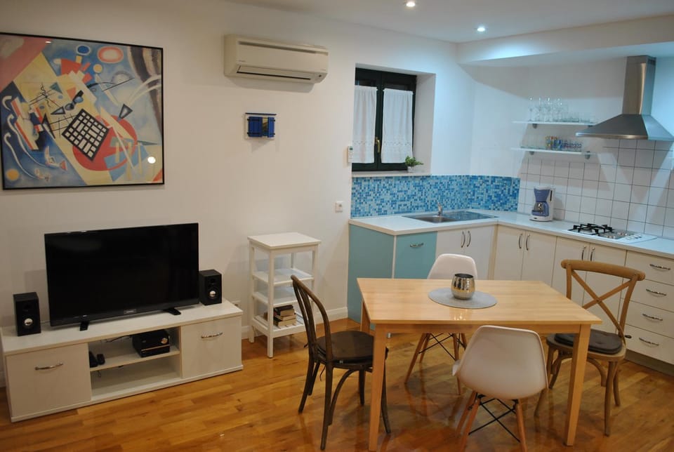 Kitchen or kitchenette, Living room