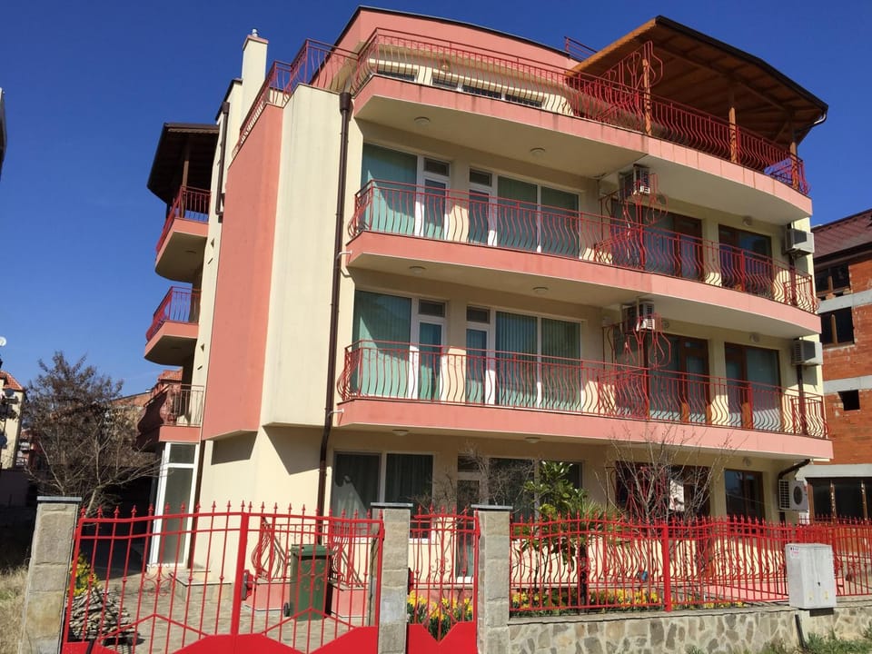 Property building, Nearby landmark, Facade/entrance, Spring, Day, Neighbourhood, Natural landscape, Summer, Billiard, Bowling, Casino, Children play ground, Darts, Fishing, Game Room, Horse-riding, Karaoke, Nightclub / DJ, Snorkeling, Floor plan, Beach, Aqua park, Tennis court, Diving, Evening entertainment, Autumn, On site, Supermarket/grocery shop, Shopping Area, Entertainment