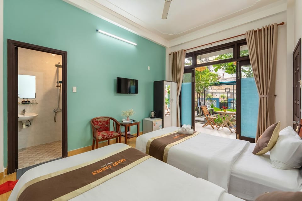 Bed, Bathroom, TV and multimedia, View (from property/room), Balcony/Terrace, Balcony/Terrace, Decorative detail, Bedroom, Garden view