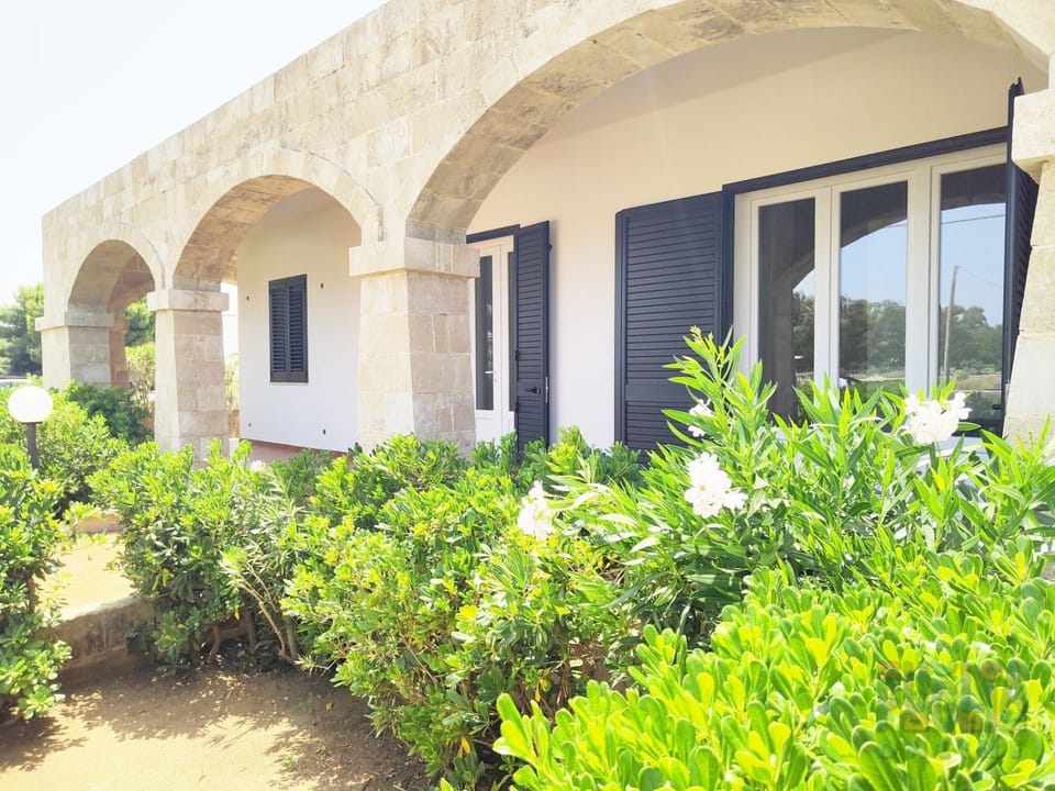 Property building, Facade/entrance, Spring, Day, Garden, Garden view