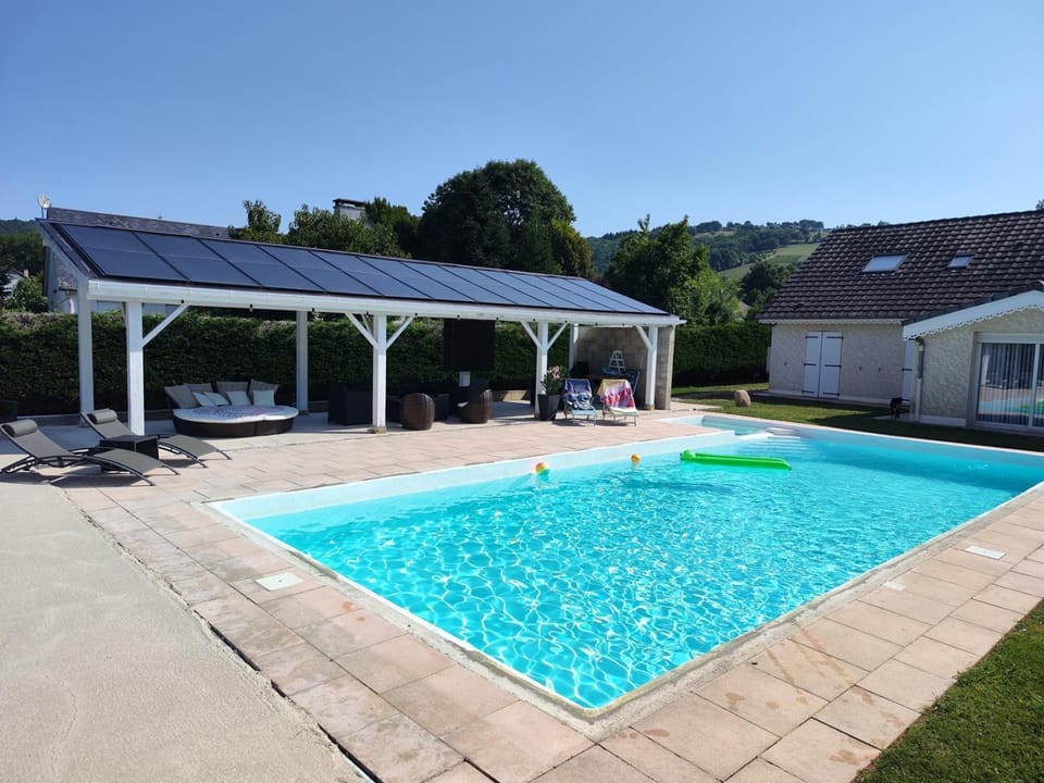 Swimming pool, sunbed