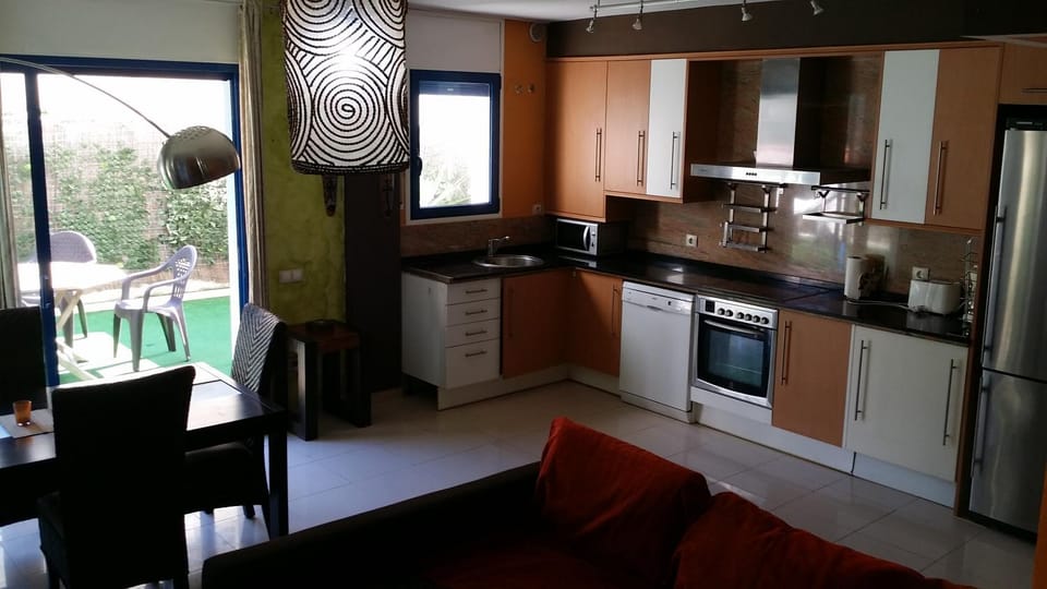 Kitchen or kitchenette, Living room, Lounge or bar