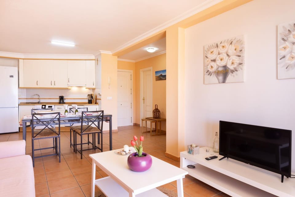Kitchen or kitchenette, Seating area, Dining area