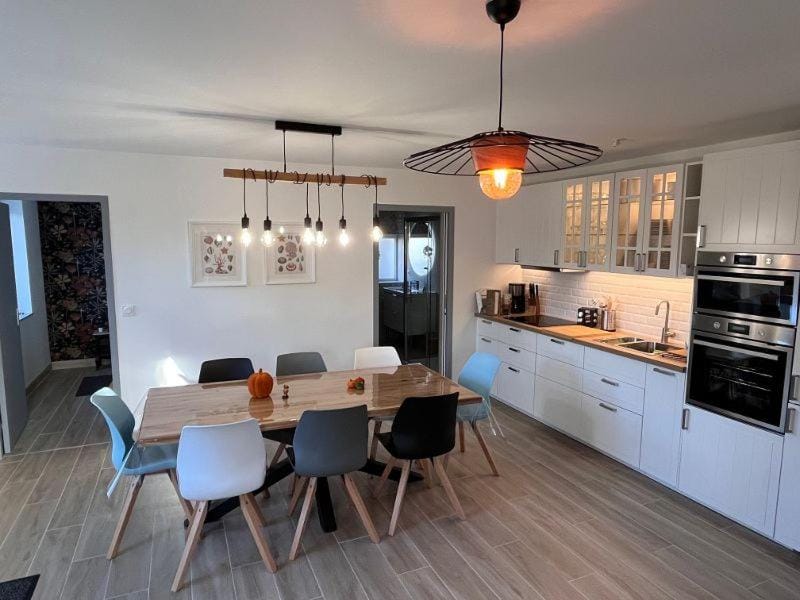 Coffee/tea facilities, Kitchen or kitchenette, Dining area, dishwasher, minibar, stove