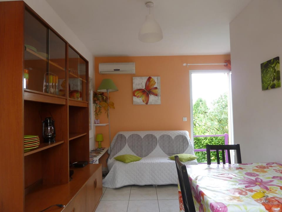 Bed, TV and multimedia, Living room, Seating area, Dining area