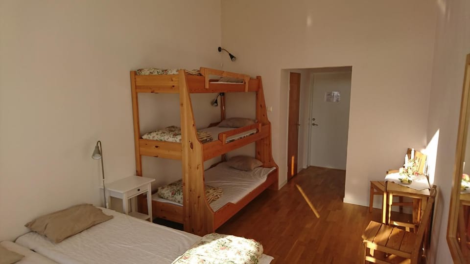 Bedroom, bunk bed