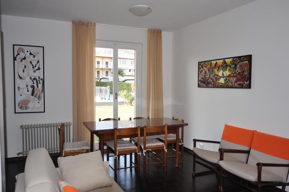 Living room, Other, Photo of the whole room, Decorative detail, Dining area