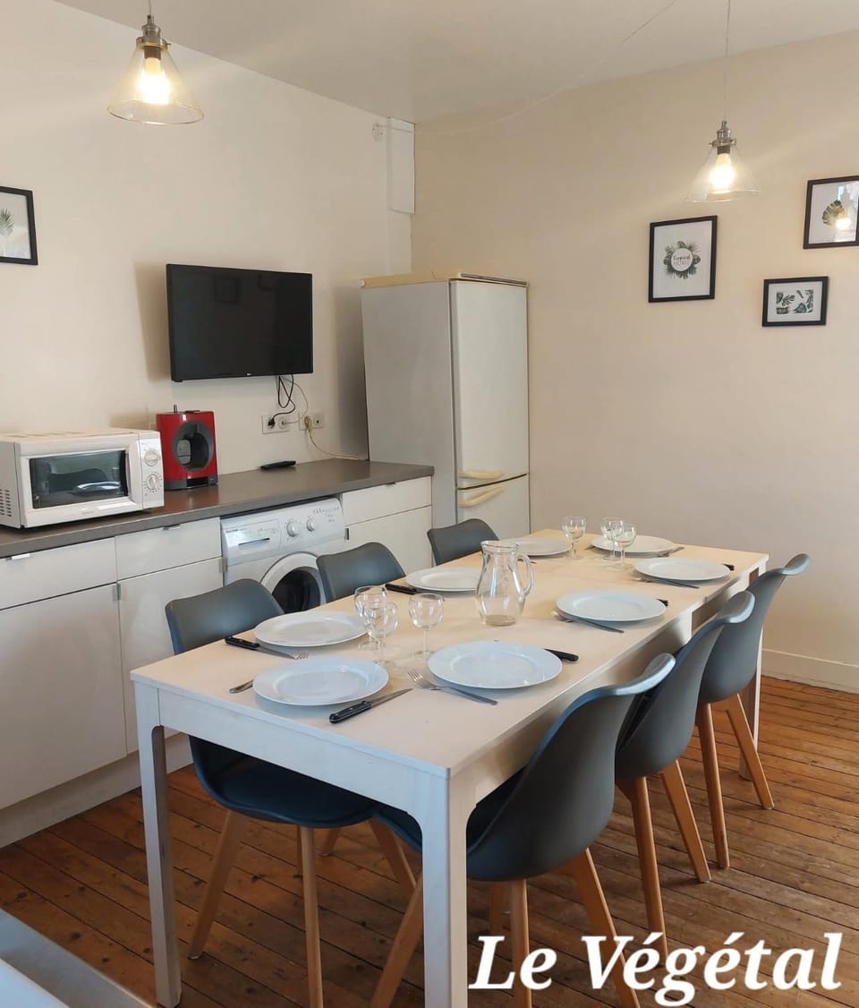 Les Belles Terrasses Dieppe ,3 appartements , LE VEGETAL de 1 à 8 personnes , LE TROPICAL de 1 à 6 personnes , LE FLORAL avec TERRASSE de 1 à 3 personnes , quartier calme au stationnement gratuit à coté de l'avenue verte Apartment in Dieppe