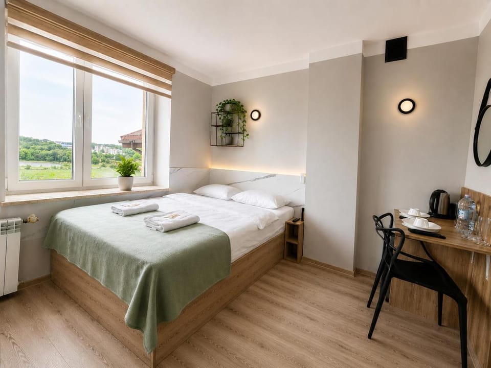 Bed, Day, Photo of the whole room, Bedroom, internet, towels
