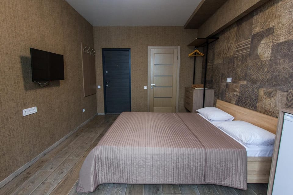 Bed, TV and multimedia, Photo of the whole room, Bedroom, wardrobe