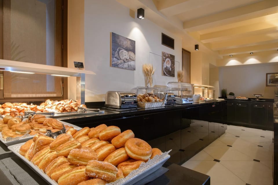 Food and drinks, Food, Breakfast, Continental breakfast, Buffet breakfast