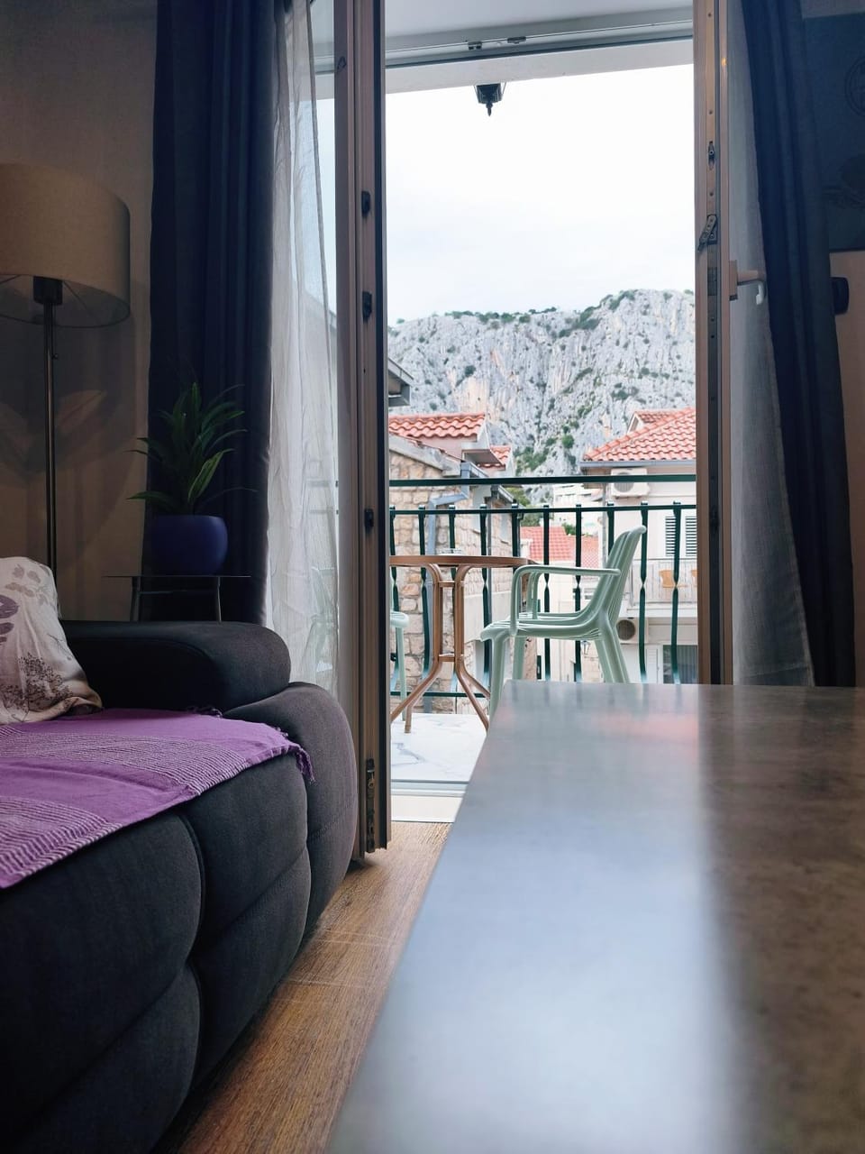 Natural landscape, View (from property/room), Balcony/Terrace, Living room, Seating area, Mountain view, internet