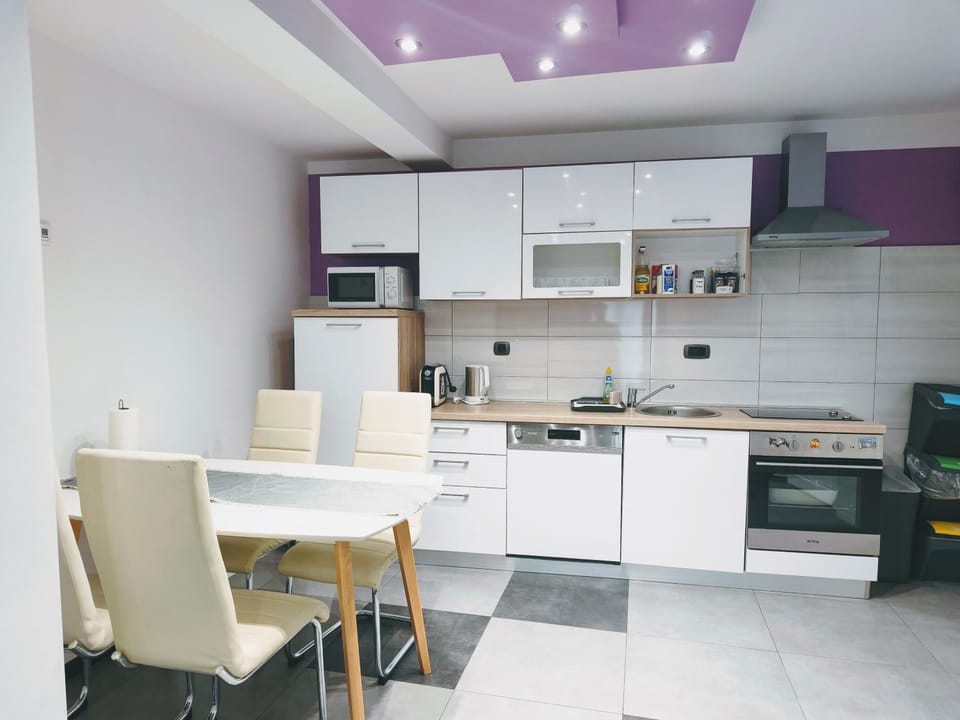 Coffee/tea facilities, Kitchen or kitchenette, Dining area, dishwasher, internet, oven, stove