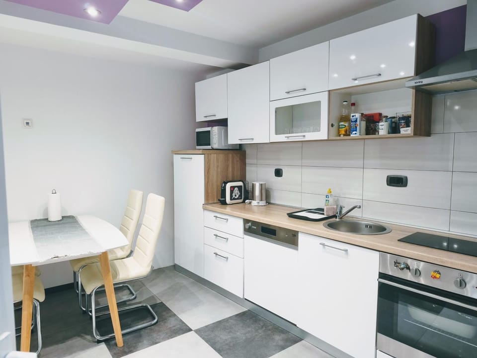 Coffee/tea facilities, Kitchen or kitchenette, Dining area, dishwasher, internet, oven