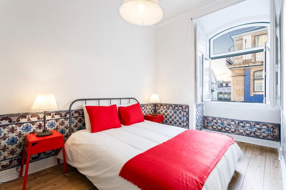Bed, Bedroom, City view, Street view