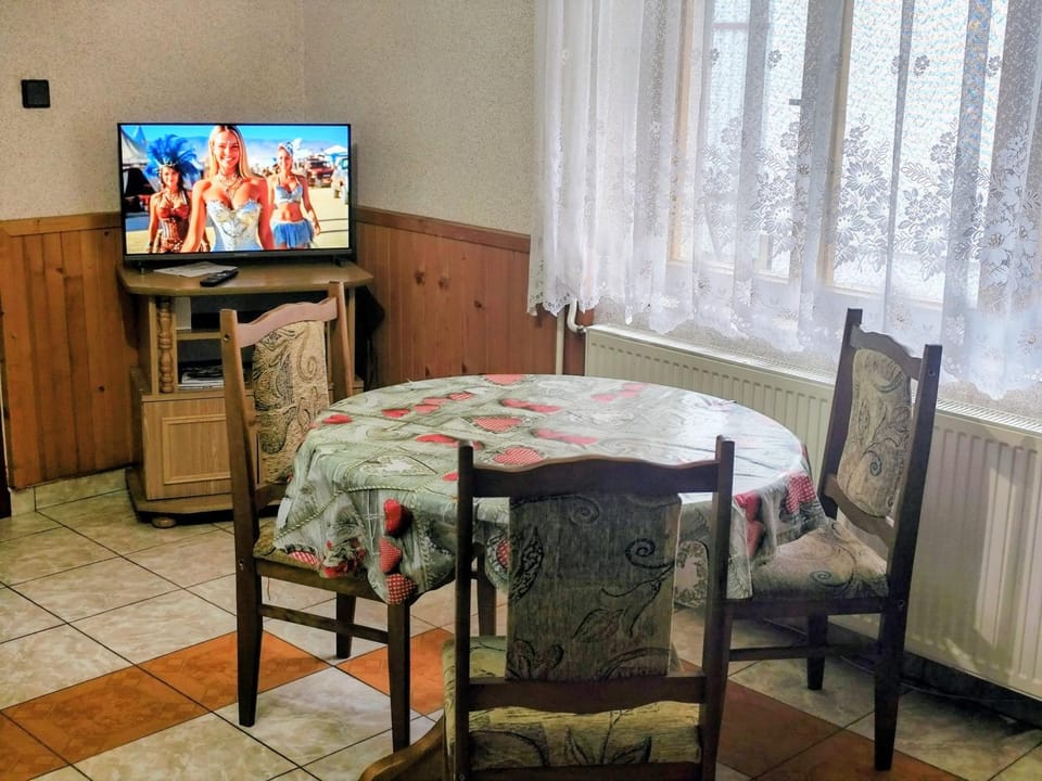 Communal lounge/ TV room, Kitchen or kitchenette, Living room, Seating area, Evening entertainment