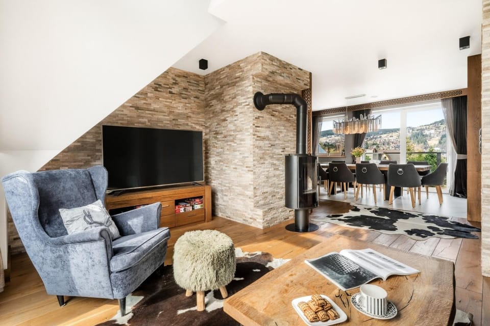 TV and multimedia, Living room, Seating area, Dining area