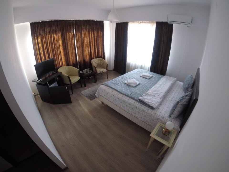 Spring, Bed, Photo of the whole room, Seating area, Bedroom, On site, bunk bed, towels