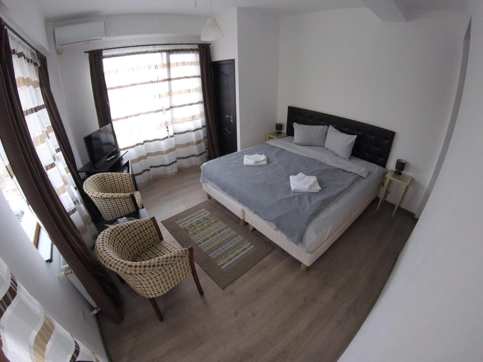 Property building, Bed, Photo of the whole room, Decorative detail, Bedroom, City view, bunk bed, towels