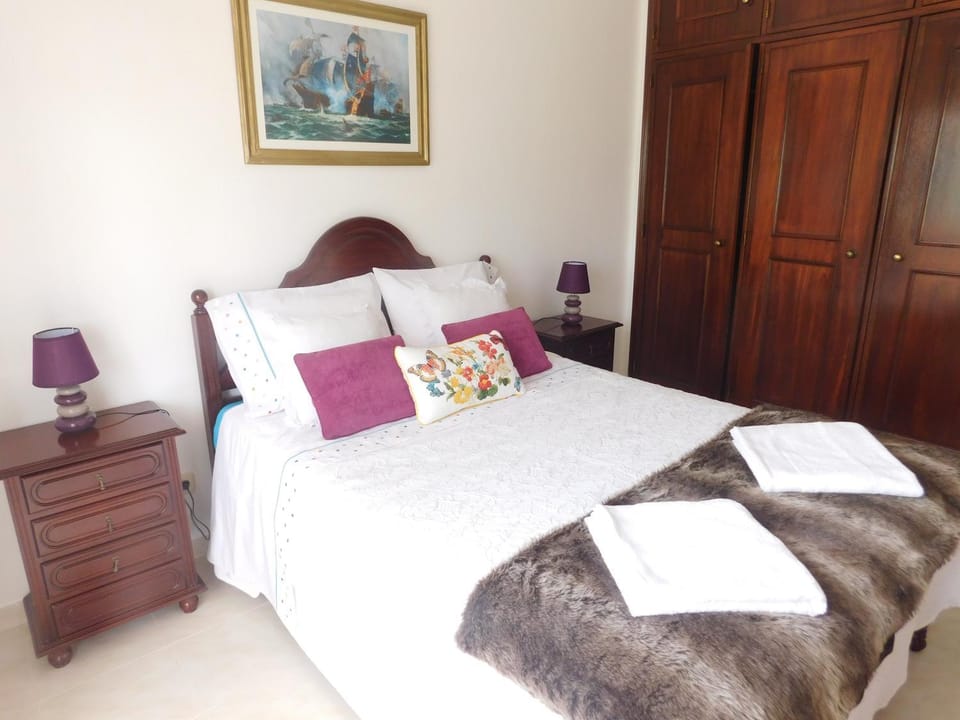 Bed, Photo of the whole room, Decorative detail, Bedroom, Garden view