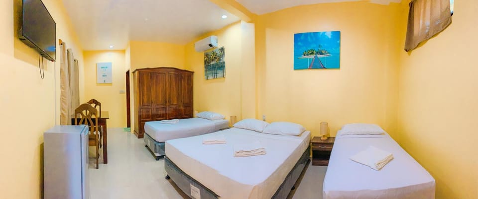 Bed, TV and multimedia, Photo of the whole room, Bedroom, towels, air conditioner