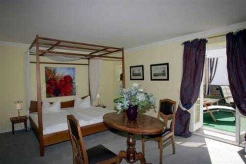 Day, Photo of the whole room, Garden view