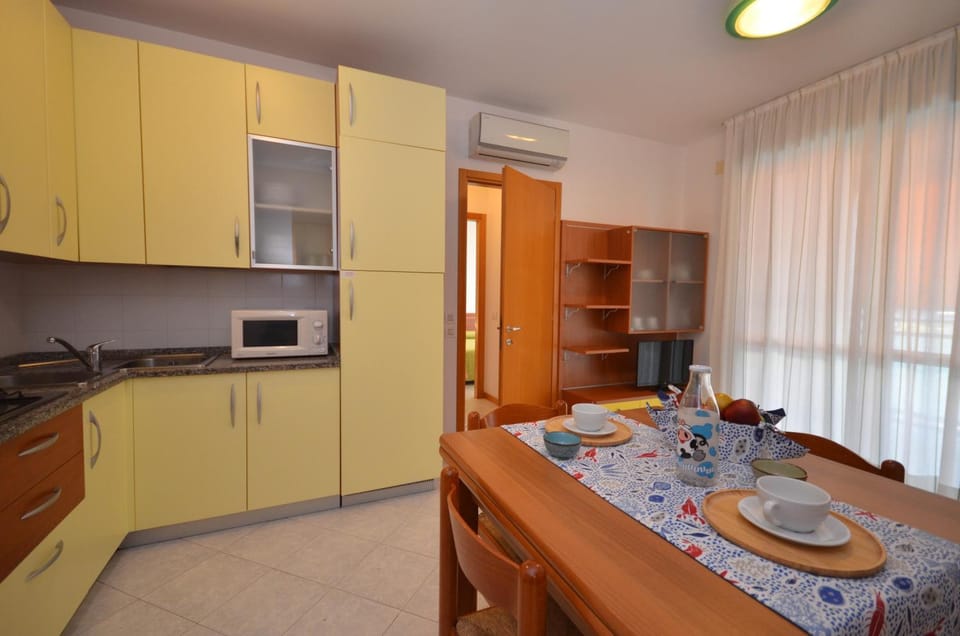 Kitchen or kitchenette, oven, stove
