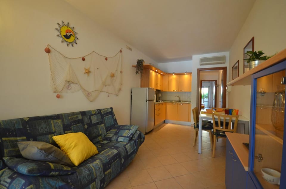 Kitchen or kitchenette, Living room, Seating area, Dining area, stove