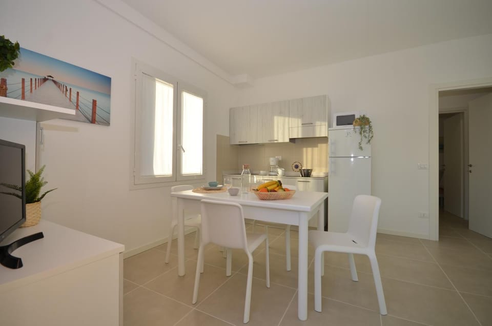 Kitchen or kitchenette, Dining area, stove