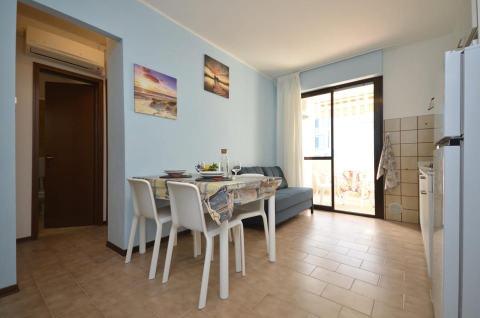 Kitchen or kitchenette, Seating area, Dining area