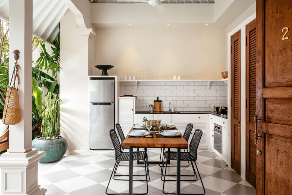 Property building, Kitchen or kitchenette, Decorative detail, Dining area