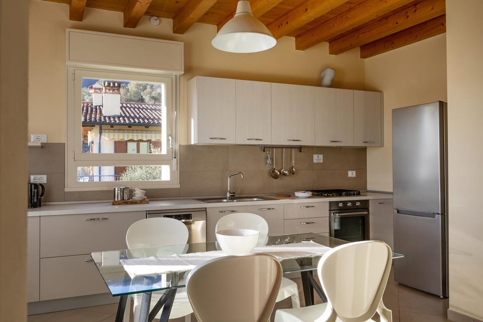 Kitchen or kitchenette, Dining area, dishwasher, minibar, pet friendly, stove