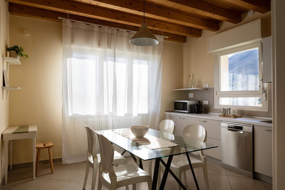 Kitchen or kitchenette, Dining area, minibar, toaster