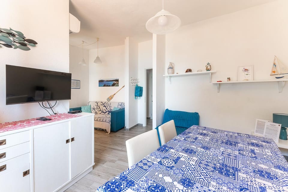 Bed, TV and multimedia, Living room, Photo of the whole room