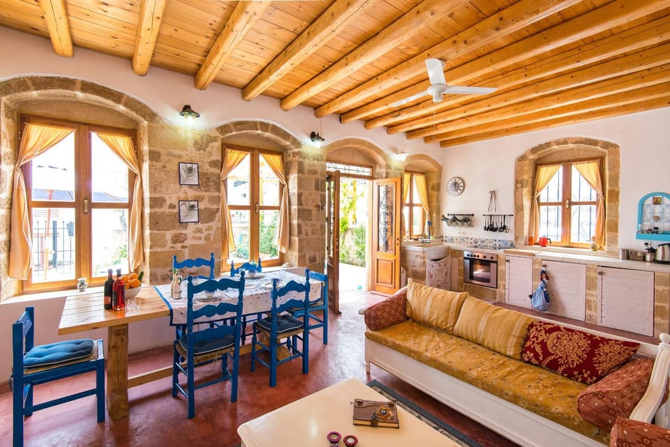 TV and multimedia, Kitchen or kitchenette, Living room, Seating area, Dining area