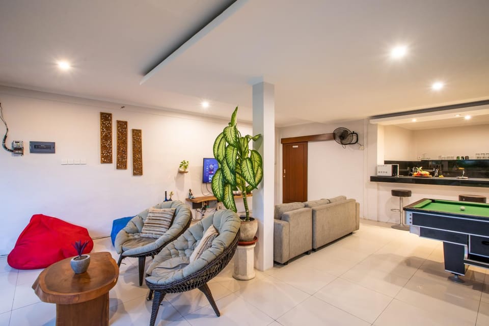 Billiard, Living room, Seating area