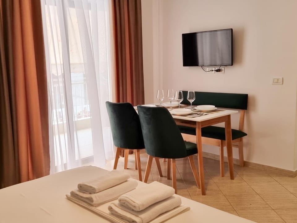 Bed, Dining area