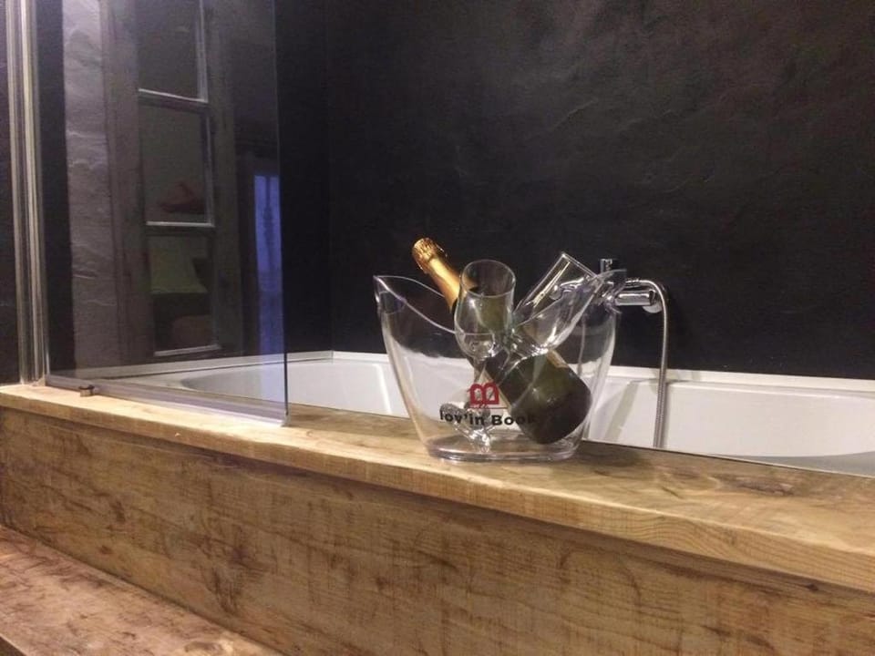 Bathroom, Drinks, Bath