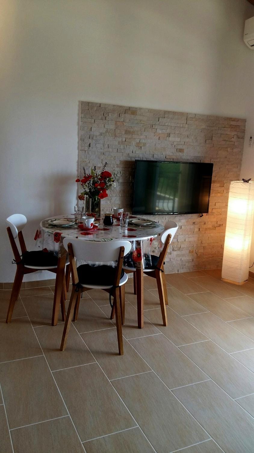 TV and multimedia, Seating area, Dining area