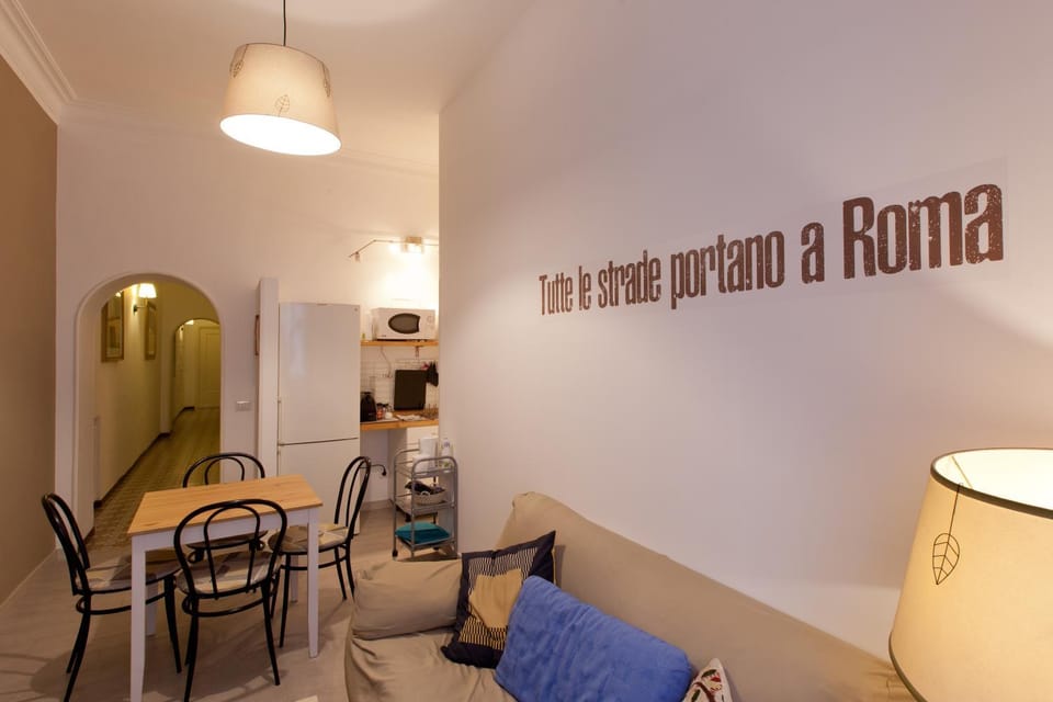 Communal lounge/ TV room, Coffee/tea facilities, Lounge or bar, Seating area, Dining area, Communal kitchen, Food, Drinks