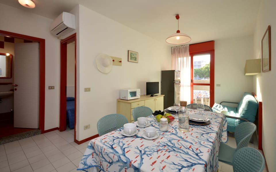 TV and multimedia, Kitchen or kitchenette, Seating area, Dining area, oven, air conditioner