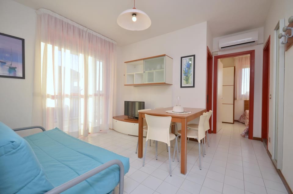 TV and multimedia, Kitchen or kitchenette, Seating area, air conditioner