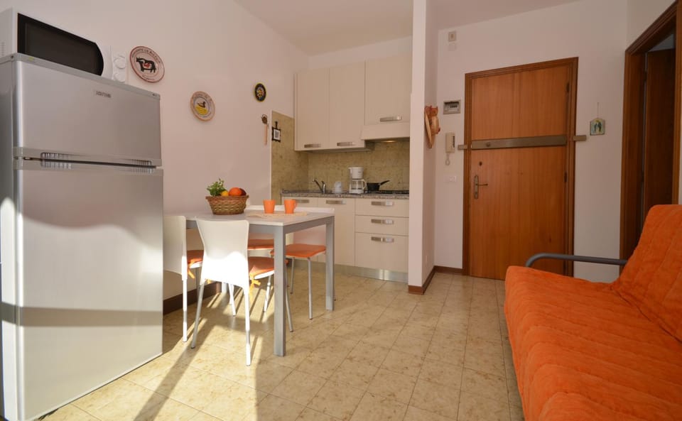 Kitchen or kitchenette, Dining area, oven, pet friendly, stove
