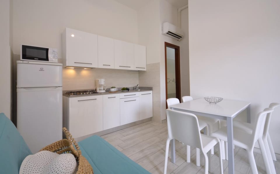 Kitchen or kitchenette, Living room, Seating area, Dining area, stove