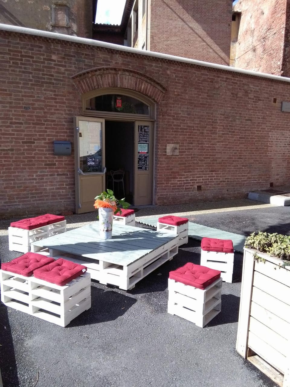 Facade/entrance
