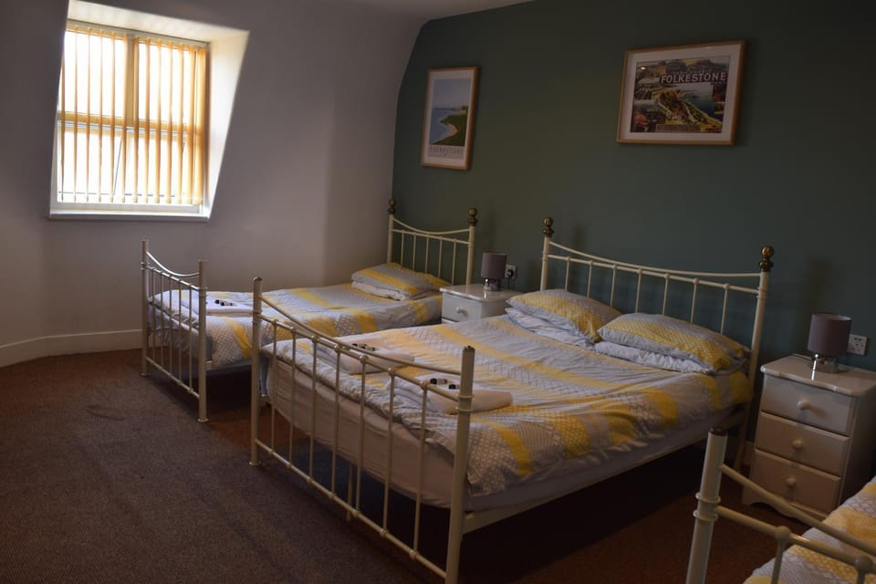 Photo of the whole room, Bedroom, Family