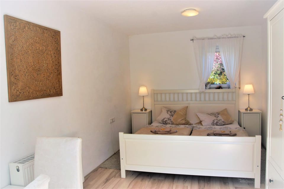 Bedroom, cot