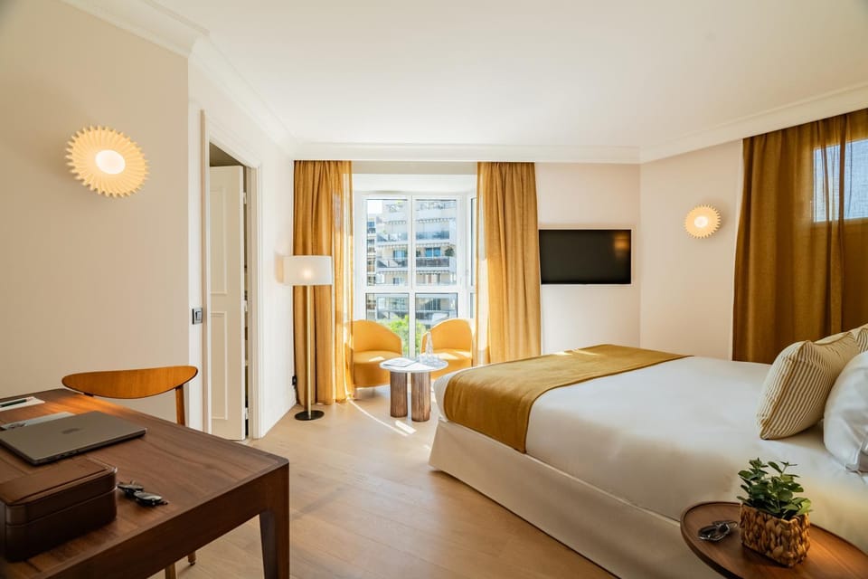 Bed, TV and multimedia, Living room, Photo of the whole room, Seating area, Bedroom