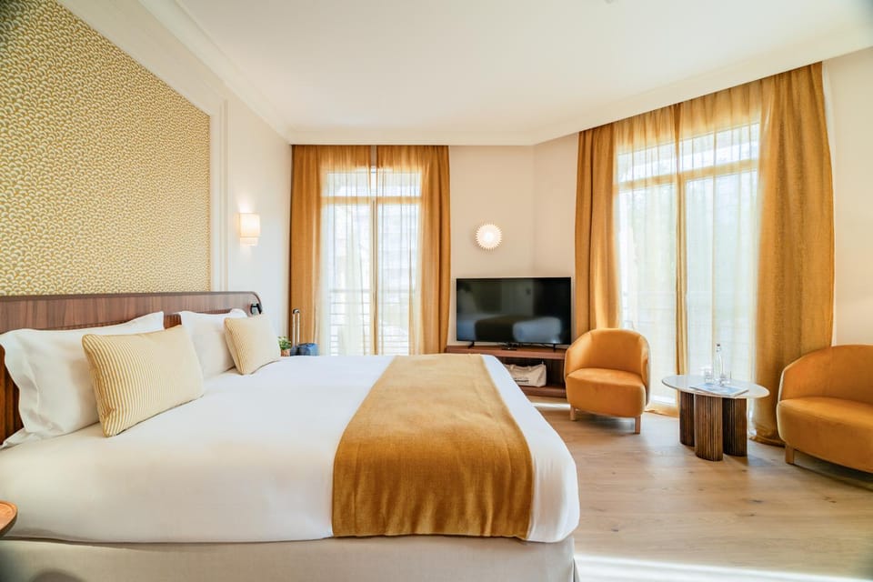 Bed, TV and multimedia, Living room, Photo of the whole room, Seating area, Bedroom